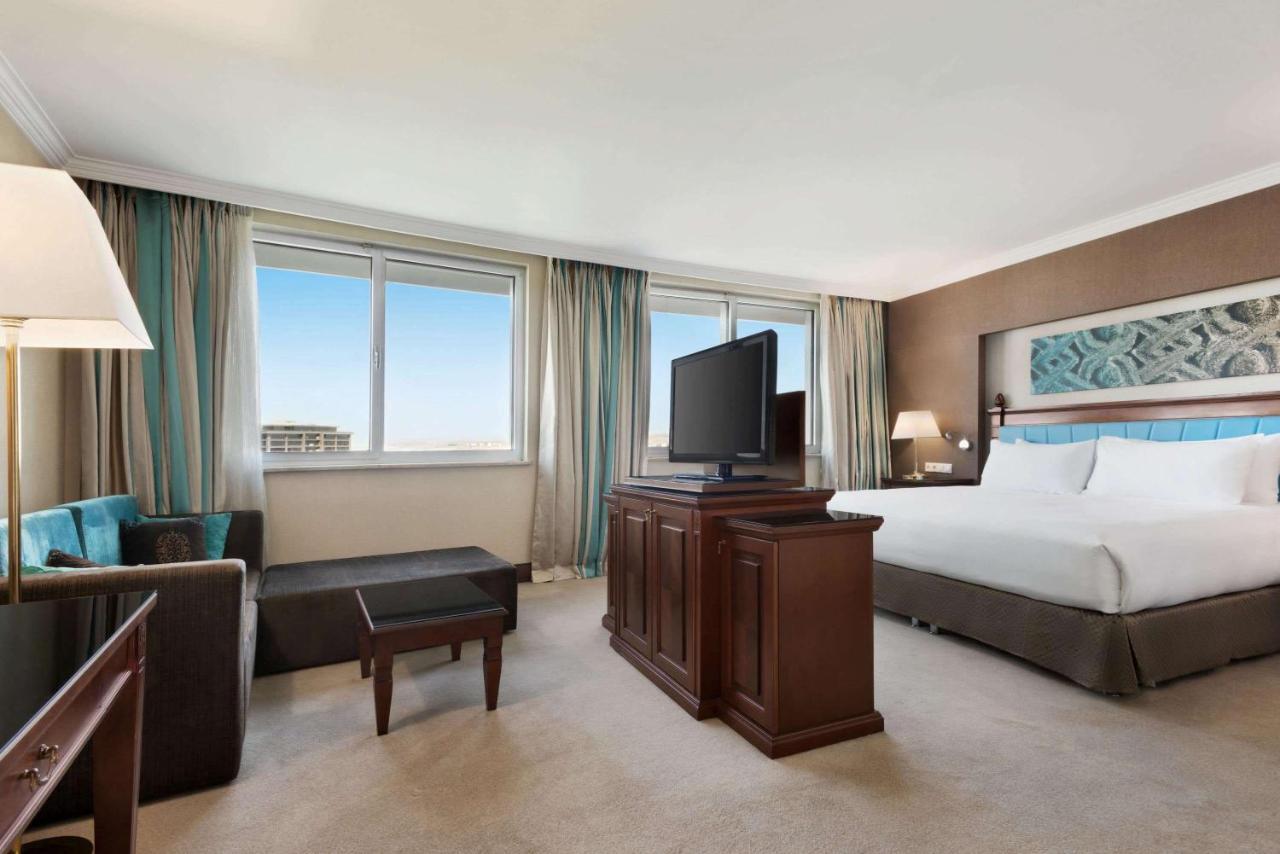 Wyndham Grand Kayseri Luaran gambar A room at the Hilton London Heathrow